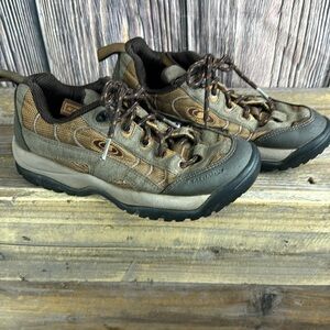 Woman’s Salomon Contagrip Hiking Shoes - Size 6